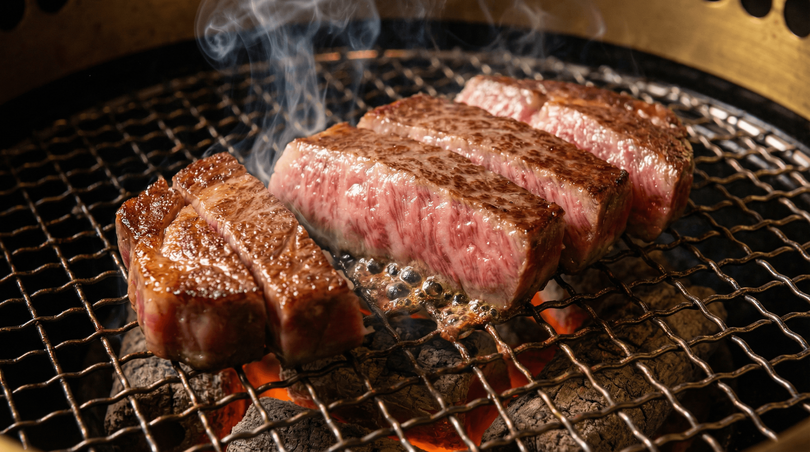 炭火で焼かれる黒毛和牛